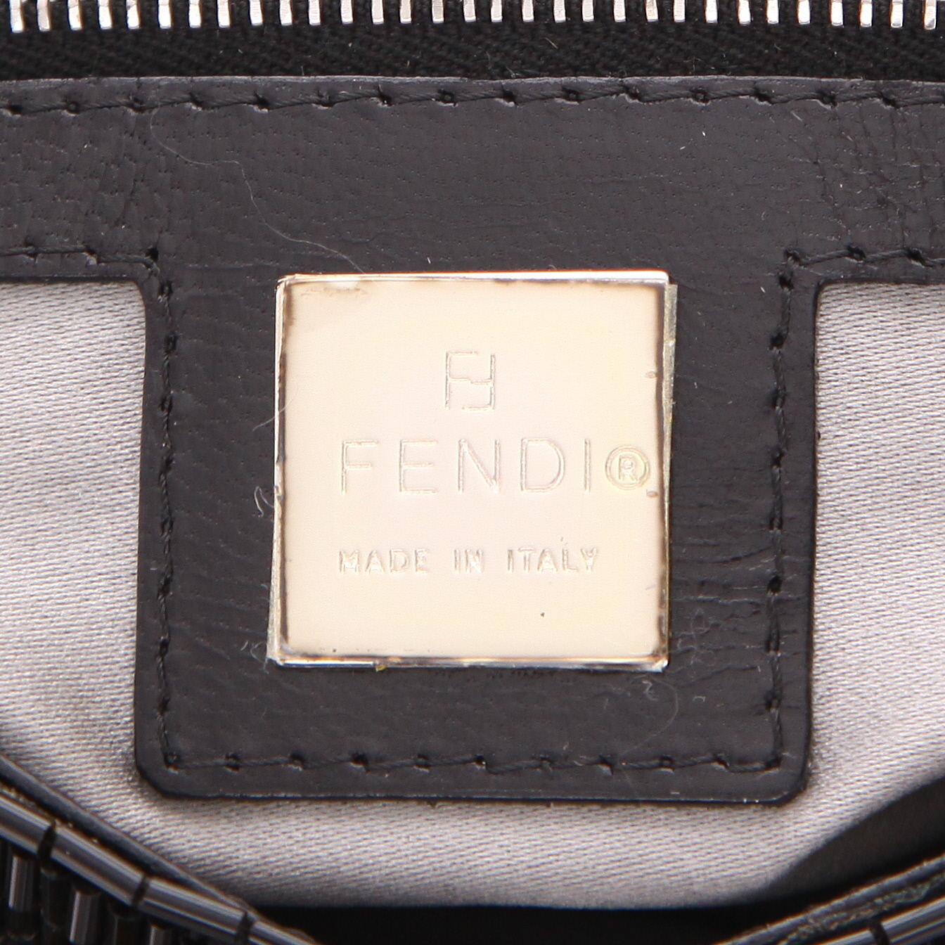 Sac à main Fendi  Baguette en satin noir et cuir noir - Detail D2