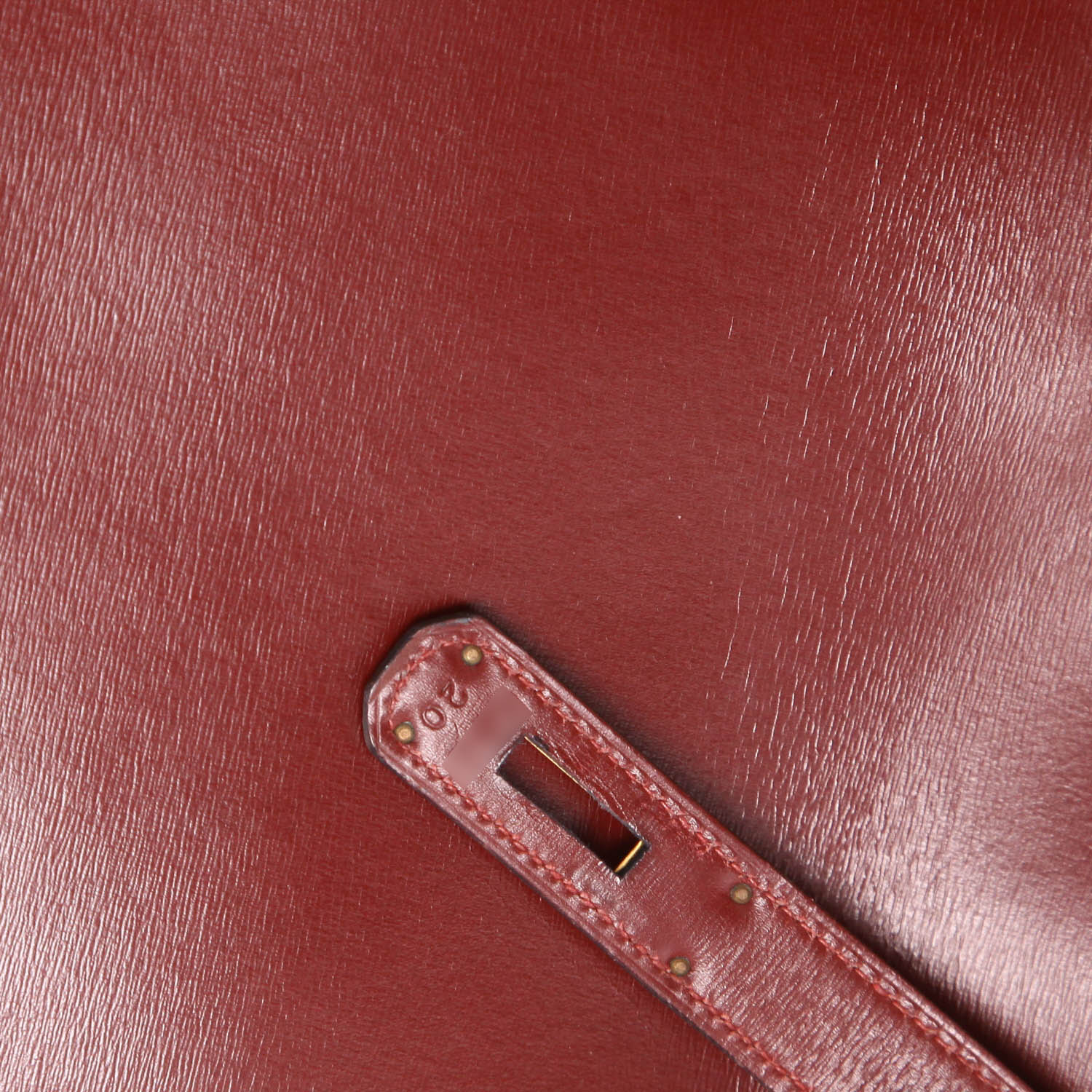 Bolso de mano Hermès  Kelly 32 cm en cuero box color burdeos - Detail D4