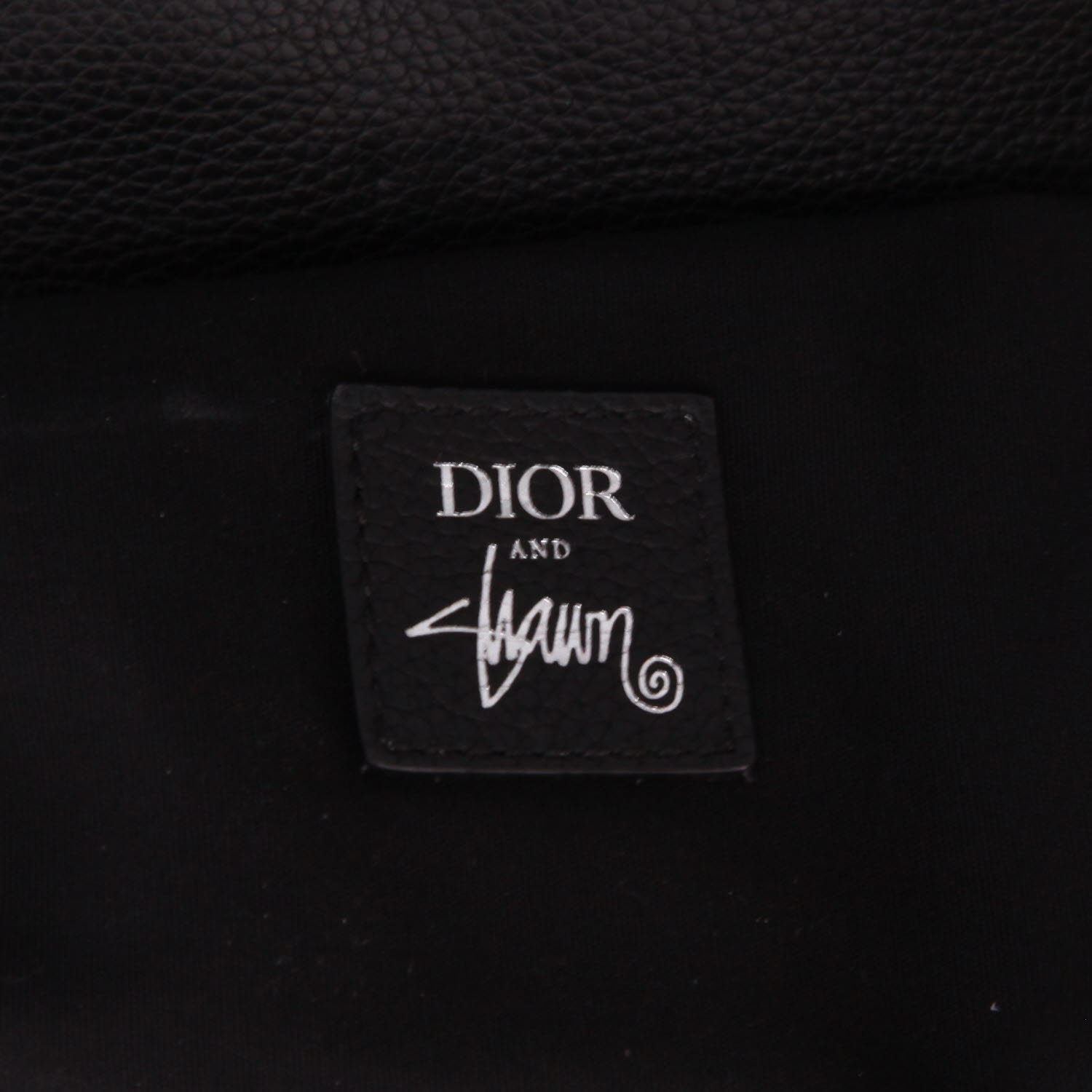Sac bandoulière Dior  Edition limitée en cuir noir et blanc - Detail D2