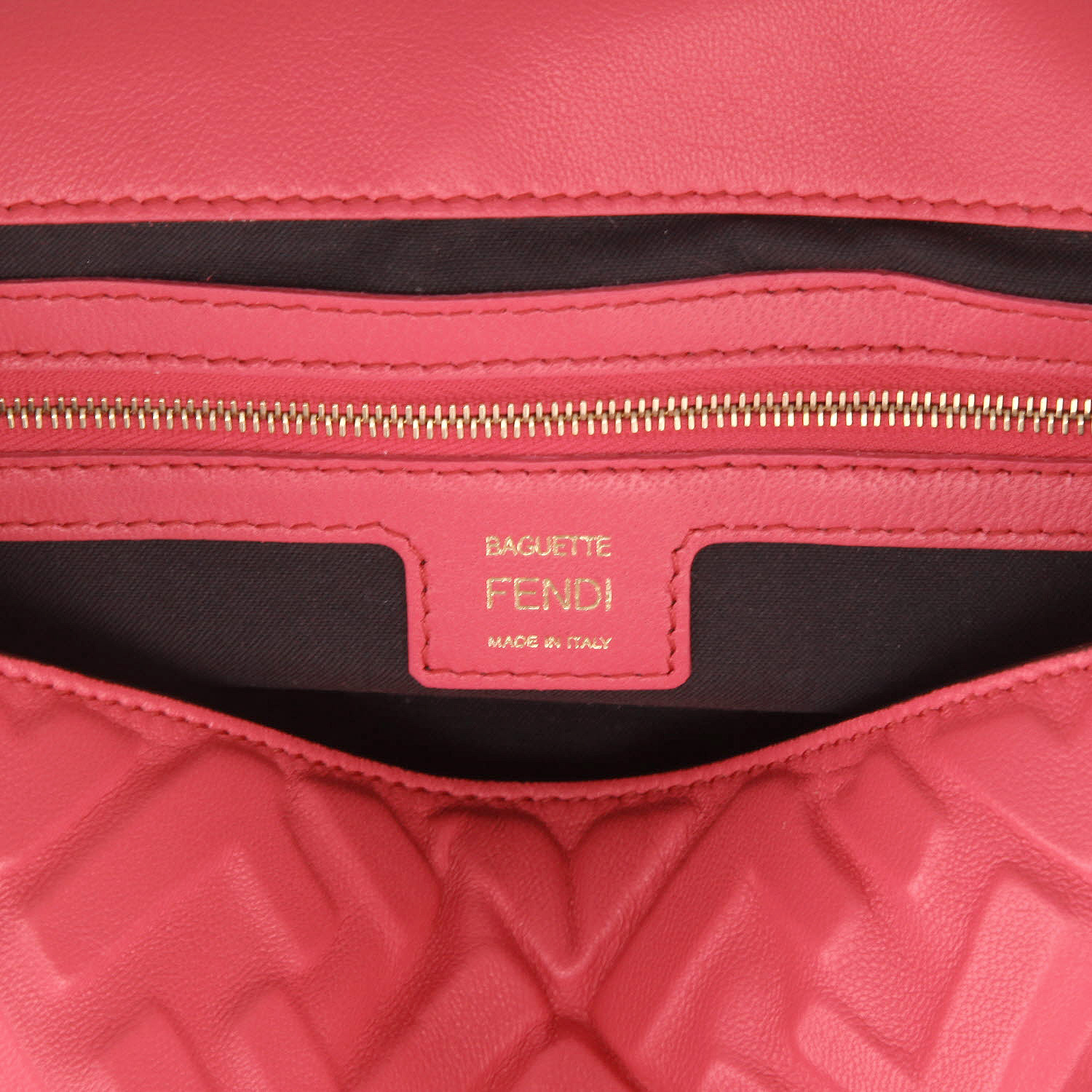 Bolso de mano Fendi  Baguette en cuero Monogram rosa fucsia - Detail D2