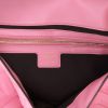 Bolso de mano Fendi  Baguette en cuero Monogram rosa - Detail D2 thumbnail