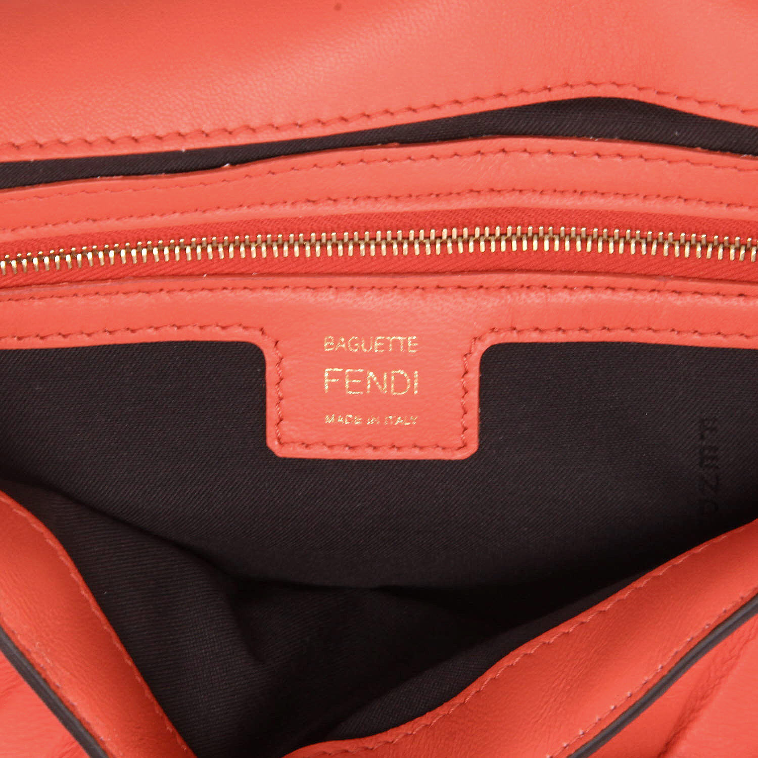 Sac à main Fendi  Baguette en cuir corail - Detail D2