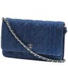 Bolso bandolera Chanel  Wallet on Chain en denim azul - 00pp thumbnail