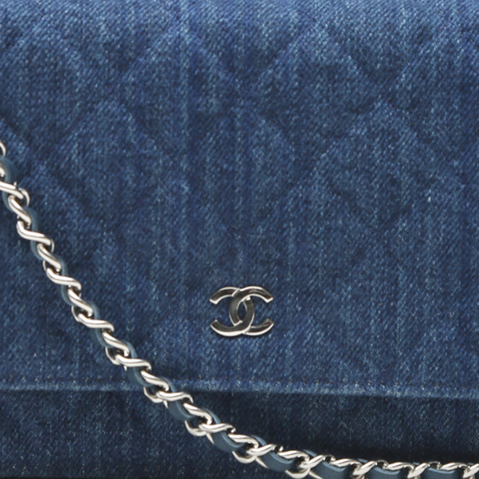 Sac bandoulière Chanel  Wallet on Chain en denim bleu - Detail D1