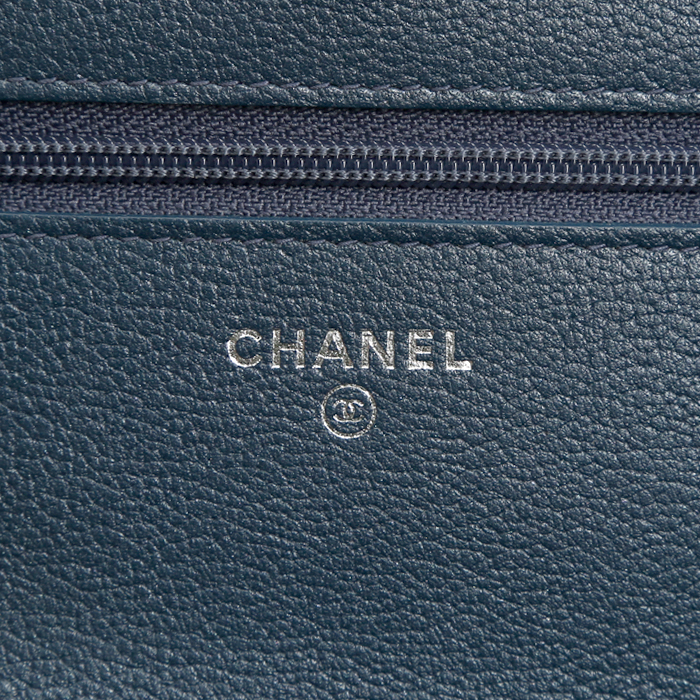 Sac bandoulière Chanel  Wallet on Chain en denim bleu - Detail D4