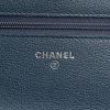 Bolso bandolera Chanel  Wallet on Chain en denim azul - Detail D4 thumbnail