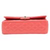Bolso de mano Chanel  Timeless en charol acolchado rosa - Detail D1 thumbnail