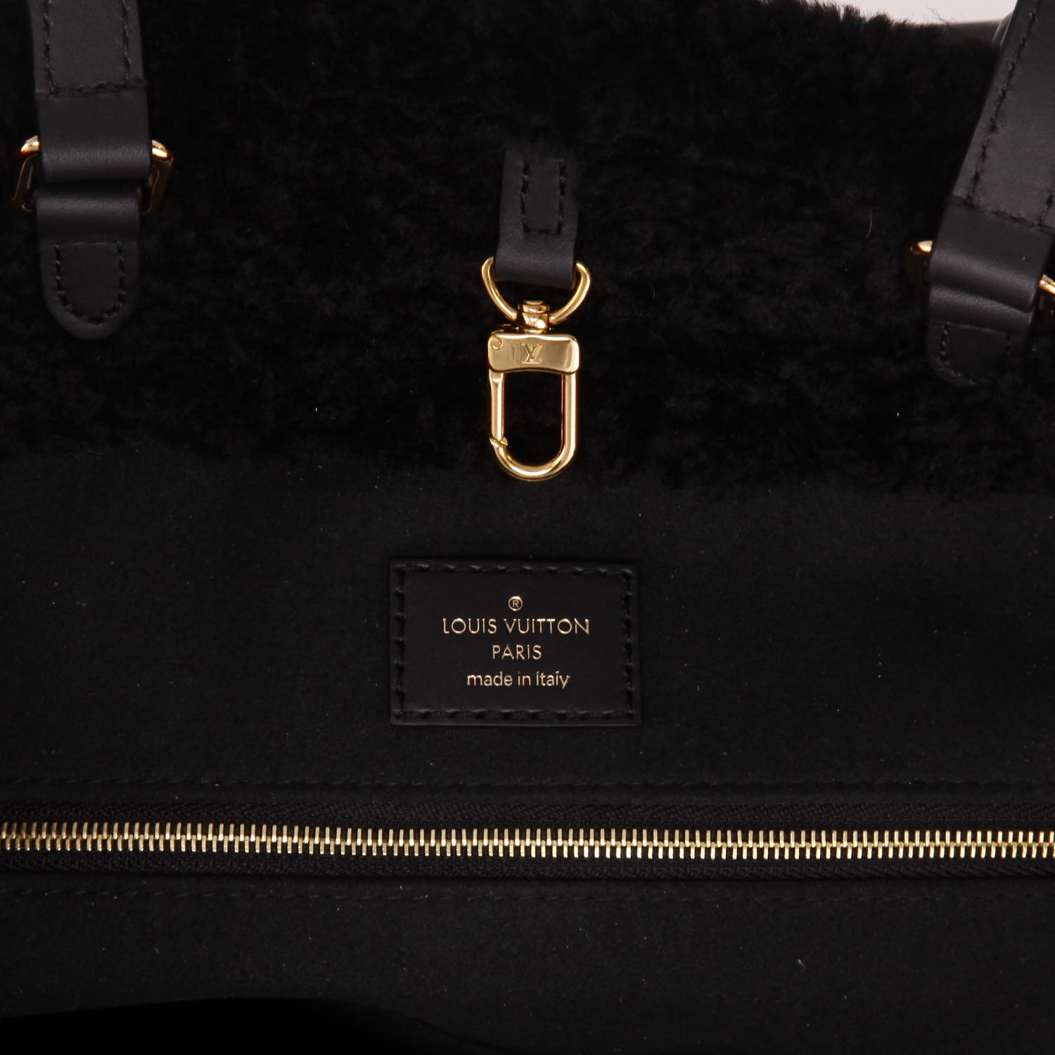 Sac cabas Louis Vuitton  Onthego en mouton retourné noir et rouge et cuir noir - Detail D2
