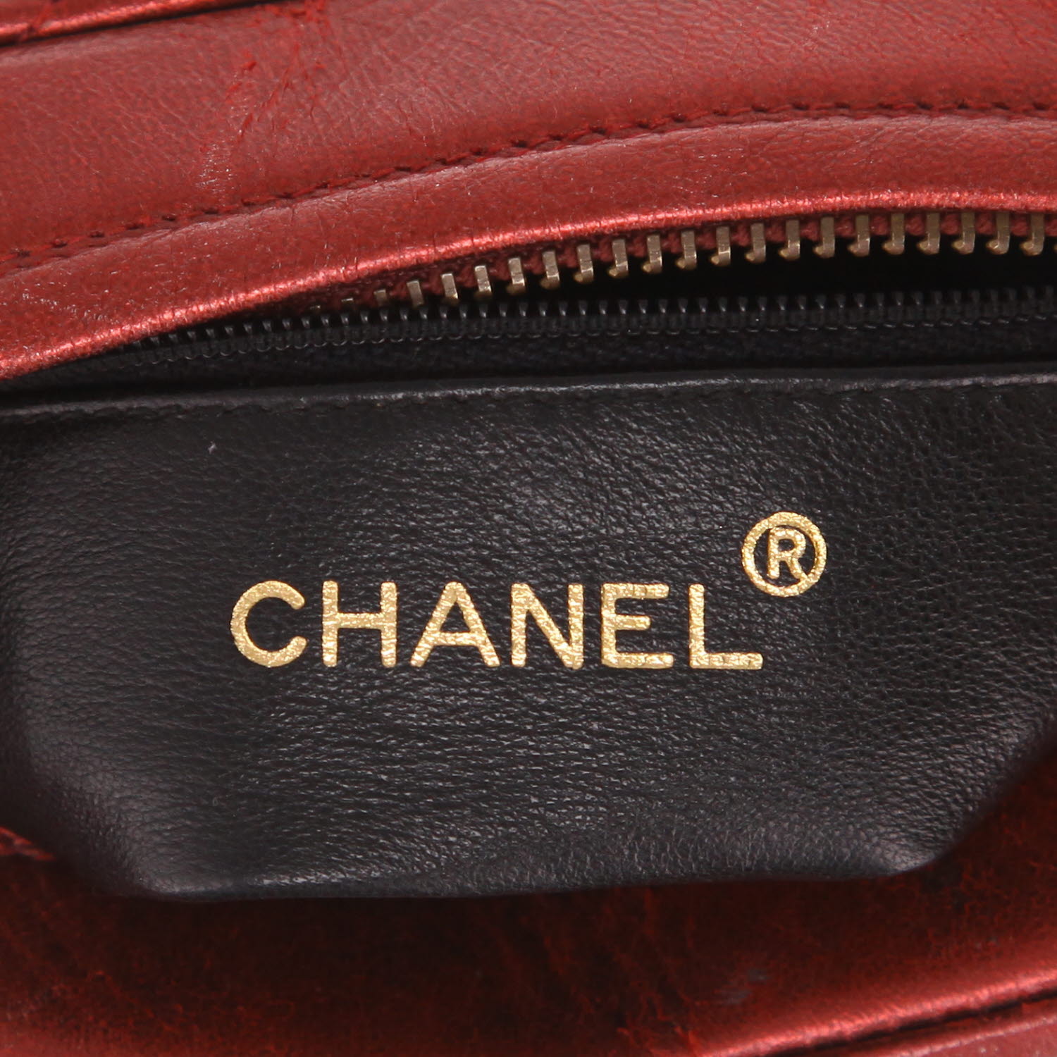 Bolso de mano Chanel   en cuero irisado rojo - Detail D2