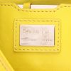 Bolso de mano Fendi  Baguette en cuero amarillo - Detail D2 thumbnail