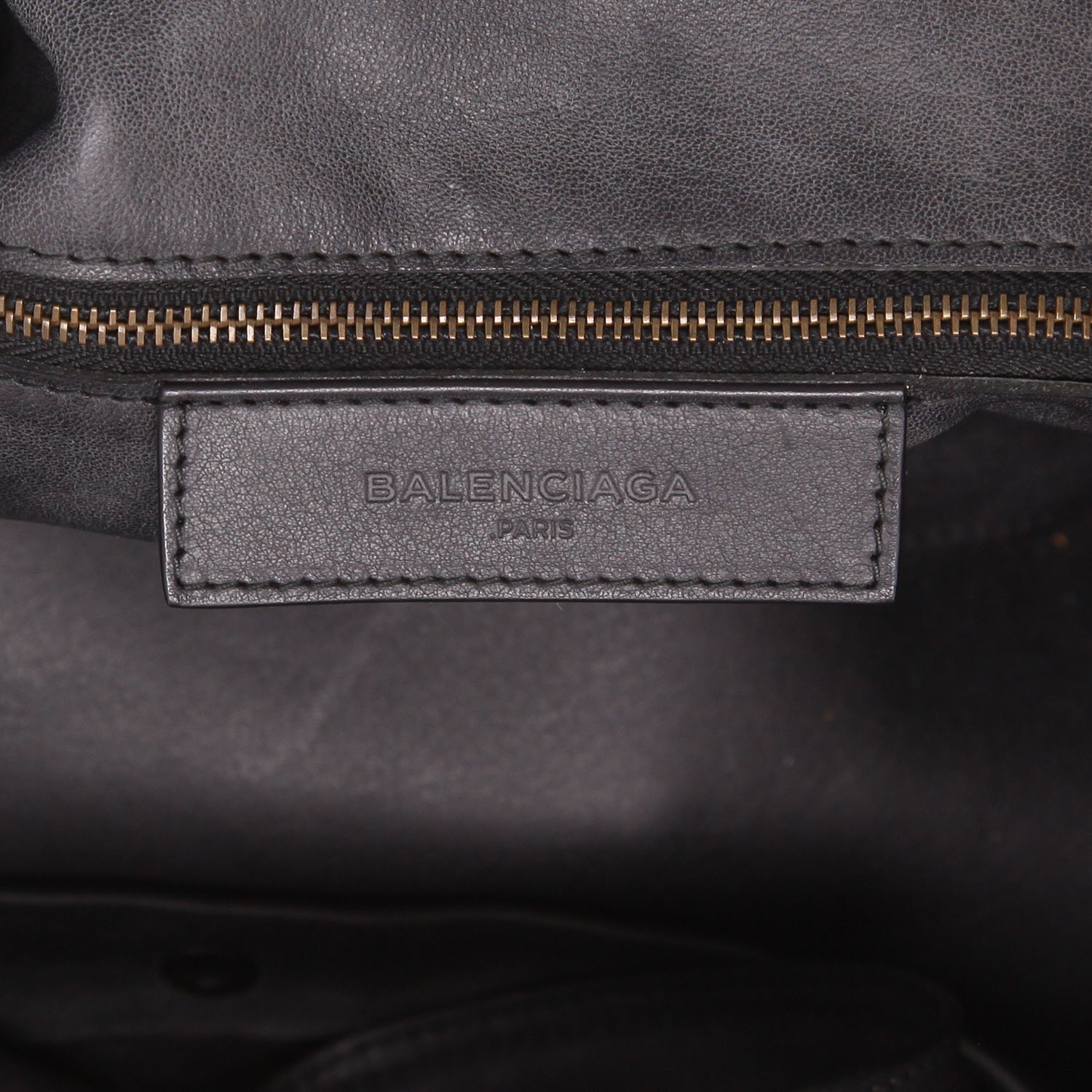 Sac de week end Balenciaga Blackout city en cuir noir - Detail D6