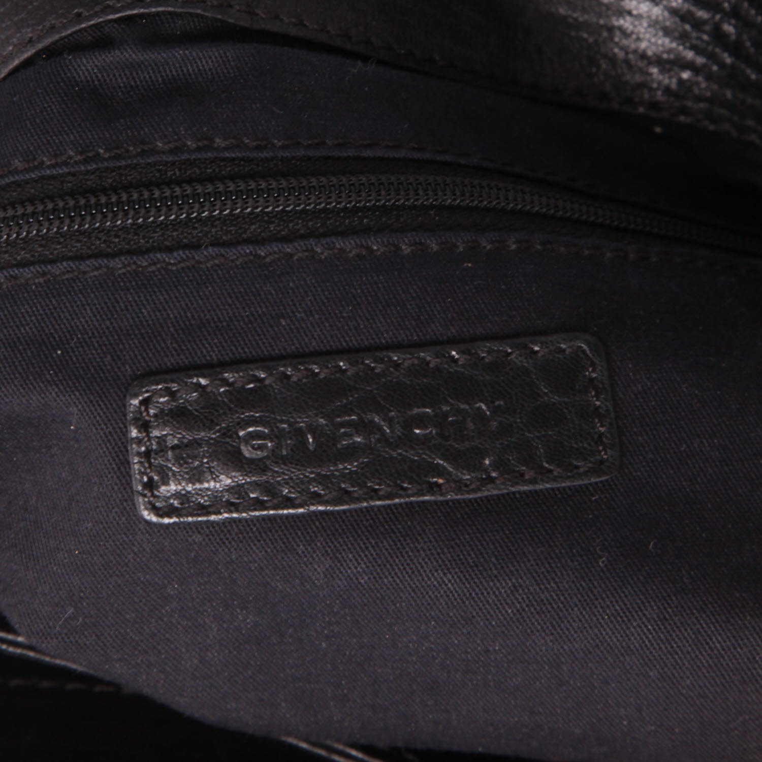 Sac à main Givenchy   en cuir vieilli noir - Detail D2