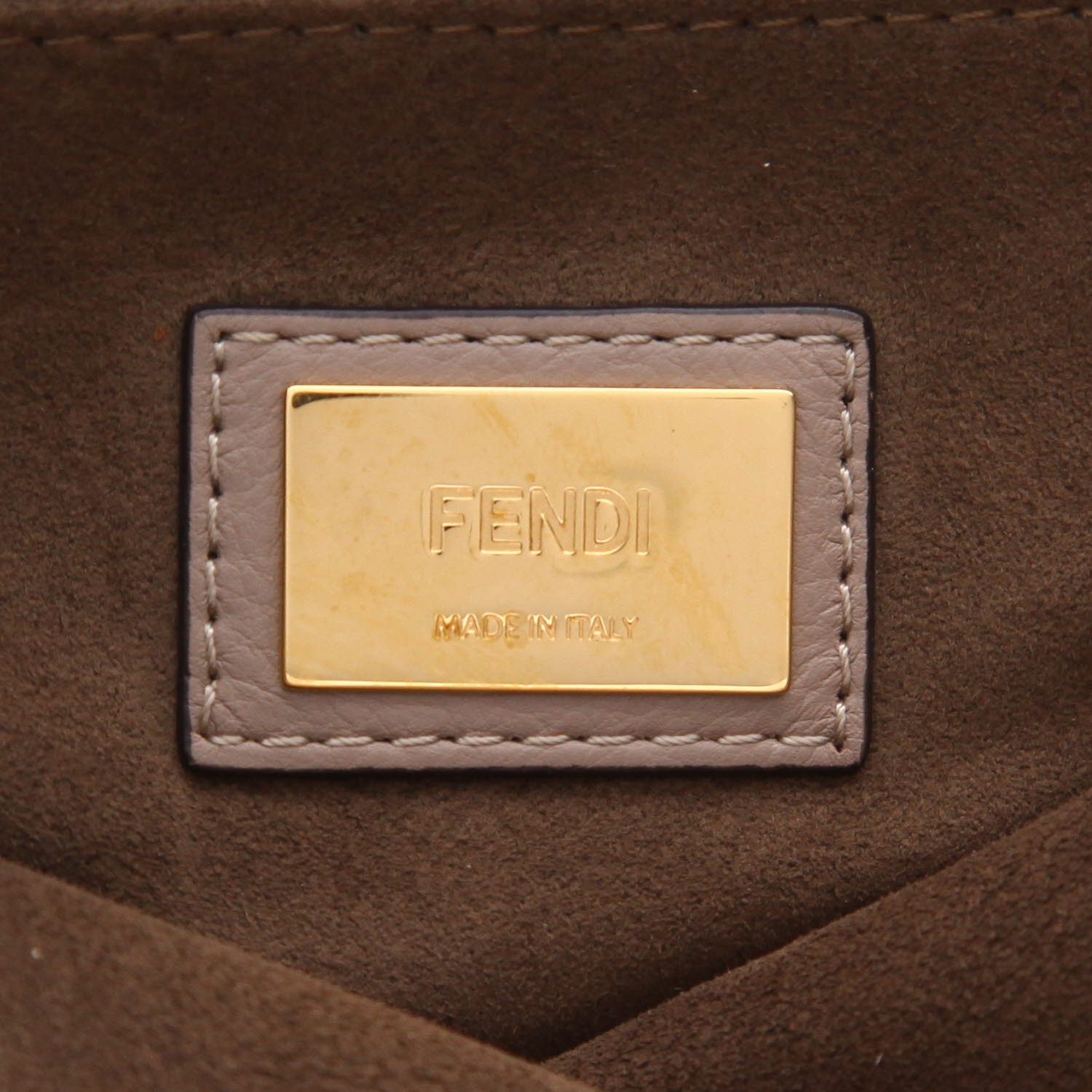 Sac bandoulière Fendi  Peekaboo moyen modèle  en cuir taupe - Detail D2