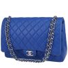 Chanel  Timeless Maxi Jumbo handbag  in blue quilted leather - 00pp thumbnail
