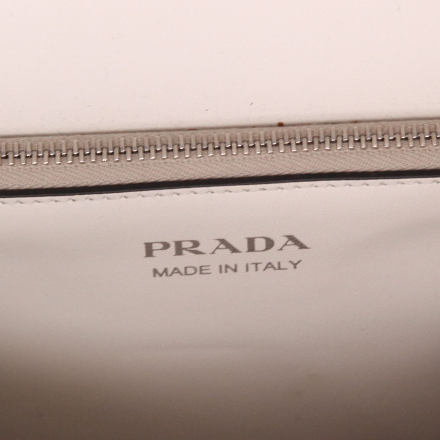 Sac porté épaule ou main Prada  Elektra en cuir blanc - Detail D2