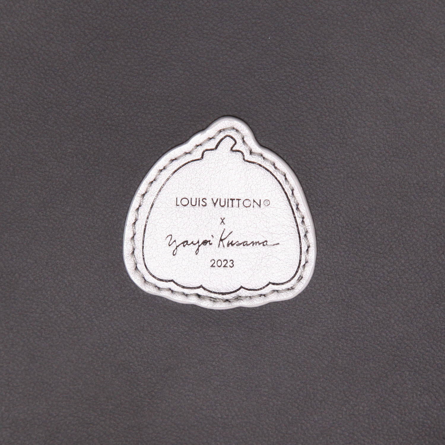 Louis Vuitton  Cannes handbag  in black leather - Detail D2