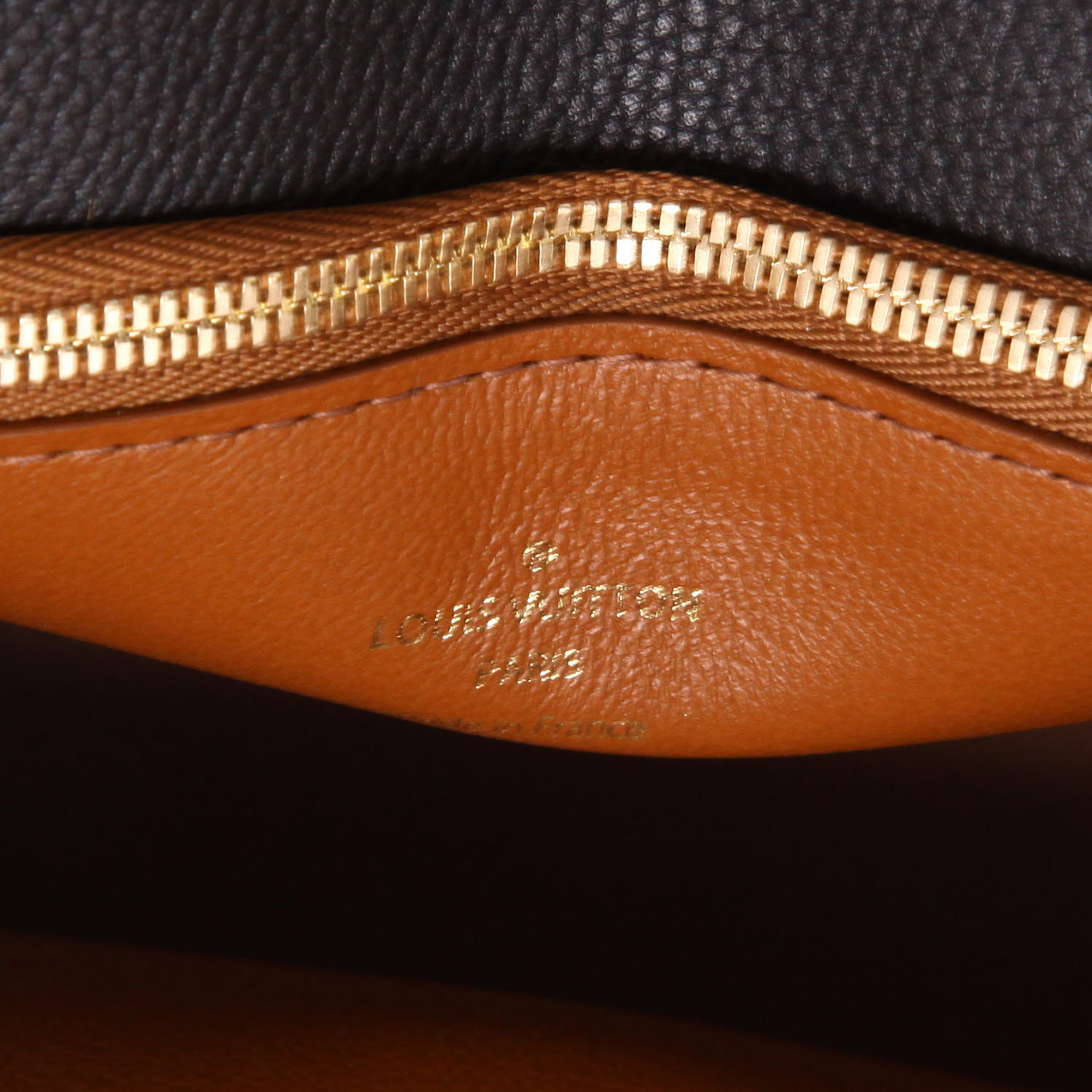 Louis Vuitton   handbag  in black leather - Detail D2