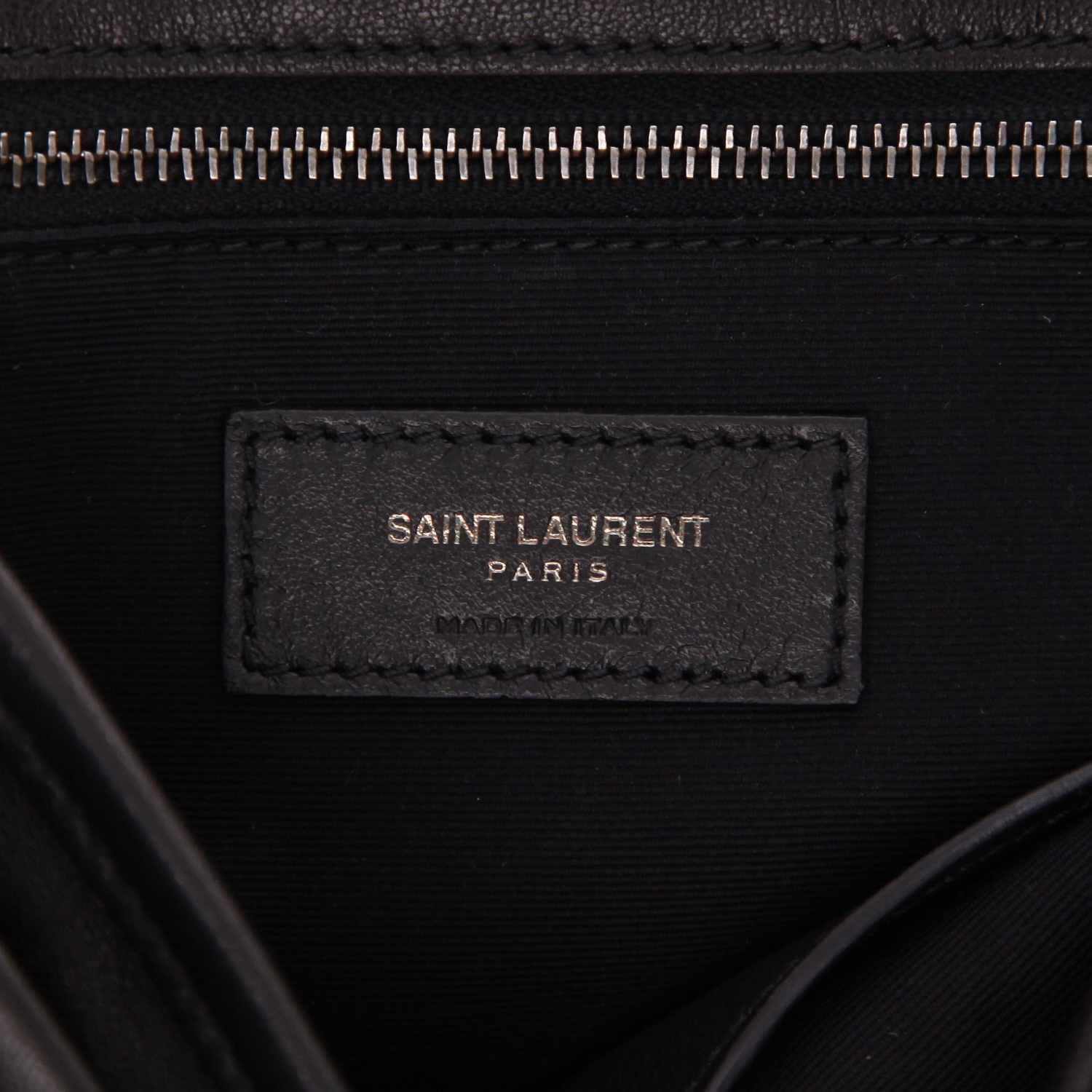 Sac bandoulière Saint Laurent  Niki moyen modèle  en cuir noir - Detail D2
