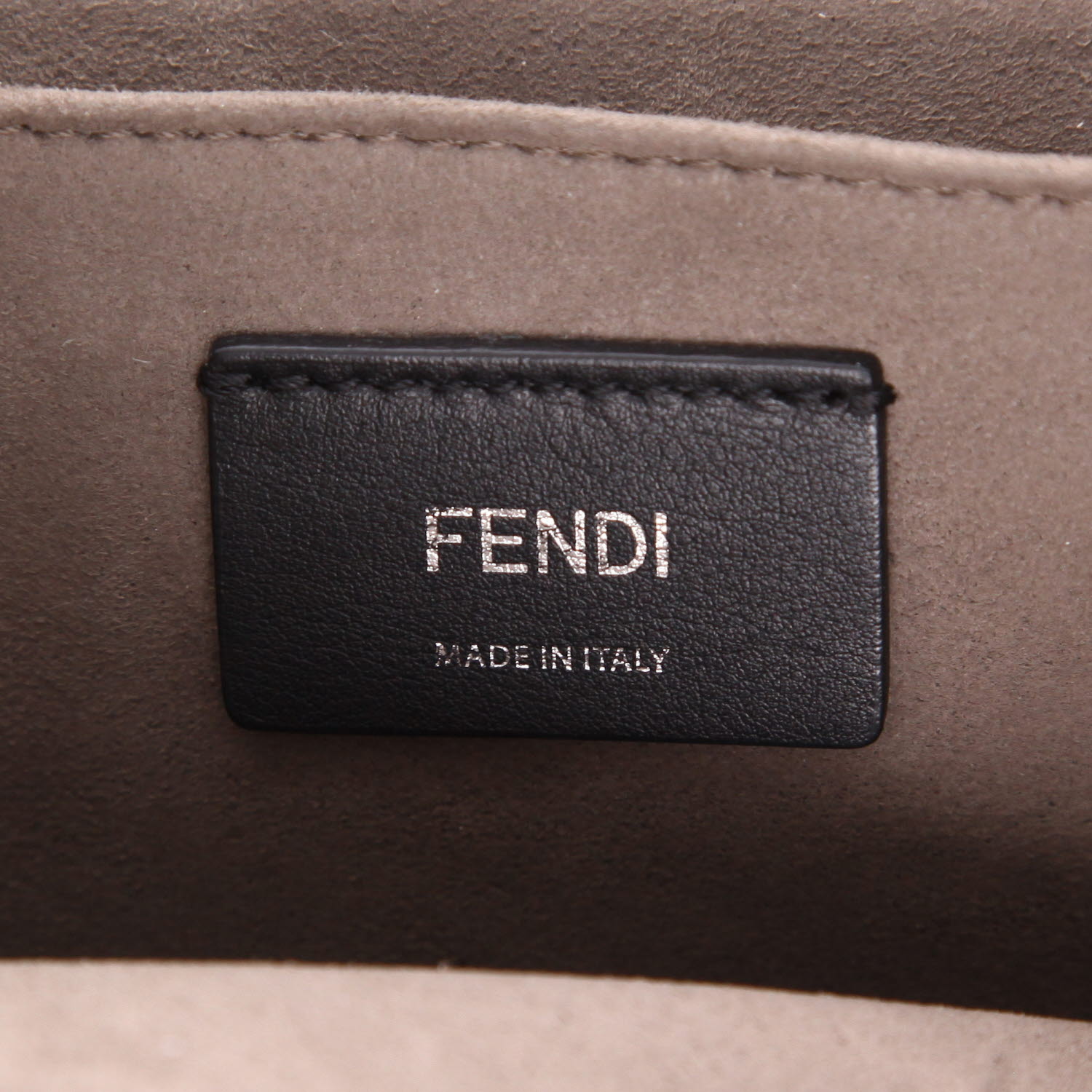 Bolso de mano Fendi  Kan I en cuero negro - Detail D2