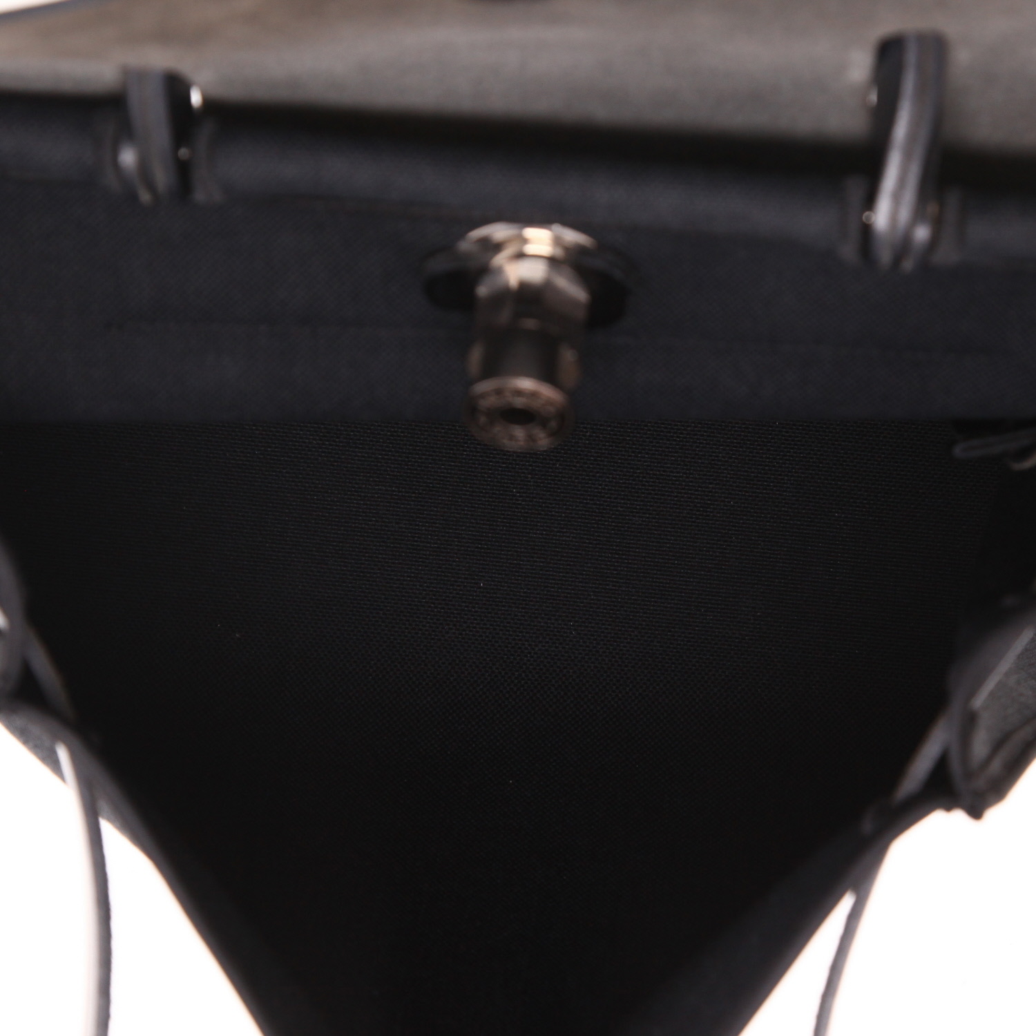 Bolso para llevar al hombro o en la mano Hermès  Herbag en lona negra y vaca Hunter negra - Detail D3