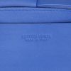 Bottega Veneta   clutch-belt  in blue leather - Detail D2 thumbnail