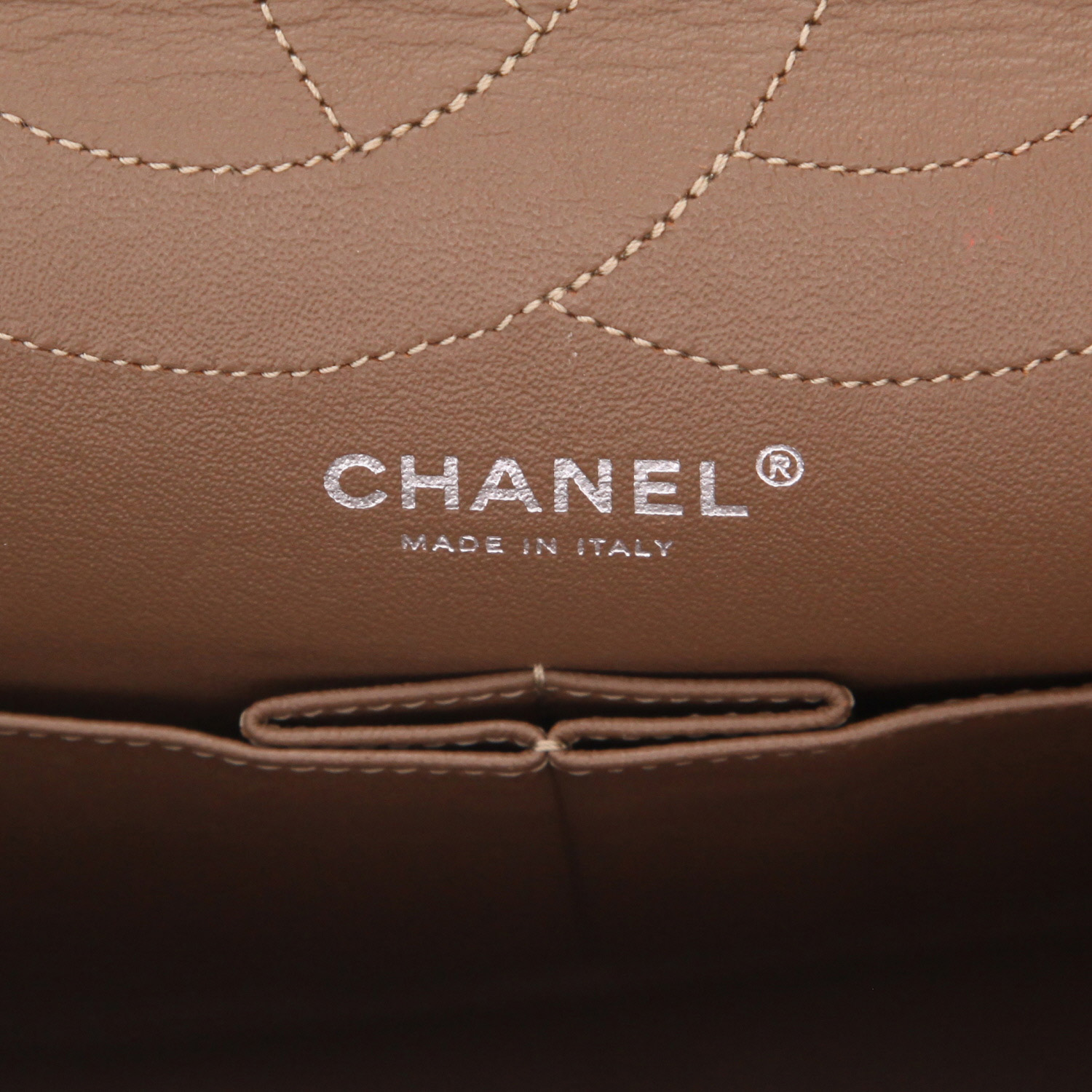 Chanel  Chanel 2.55 shoulder bag  in golden brown quilted leather - Detail D2