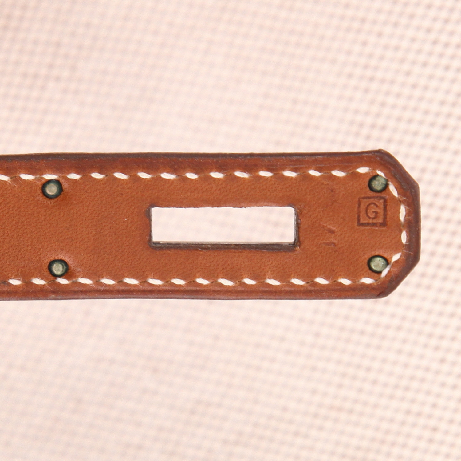 Bolso de mano Hermès  Birkin 40 cm en cuero Barenia color oro y lona beige - Detail D4