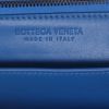 Bolsito de mano Bottega Veneta   en cuero intrecciato azul - Detail D2 thumbnail
