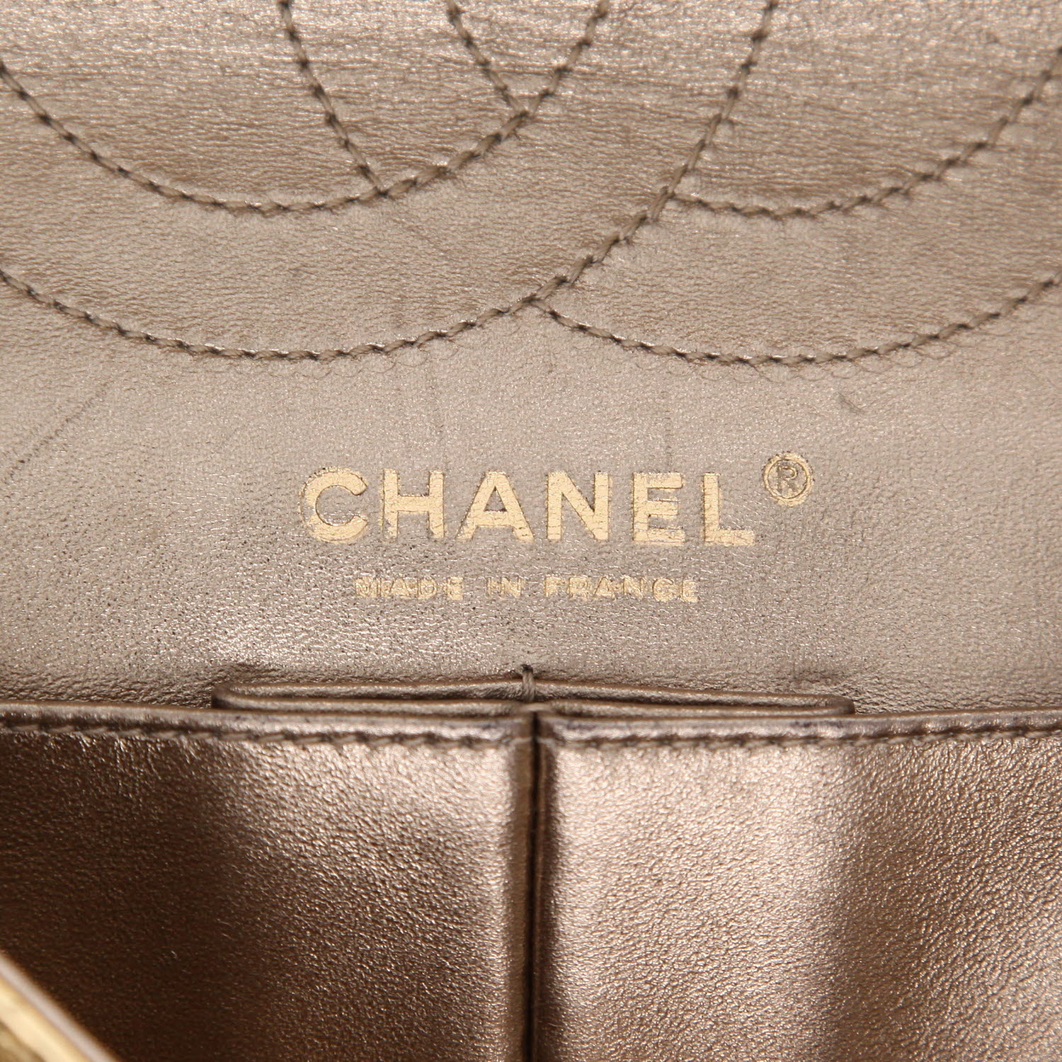 Chanel 2.55 large model  handbag  in gold quilted leather - Detail D2