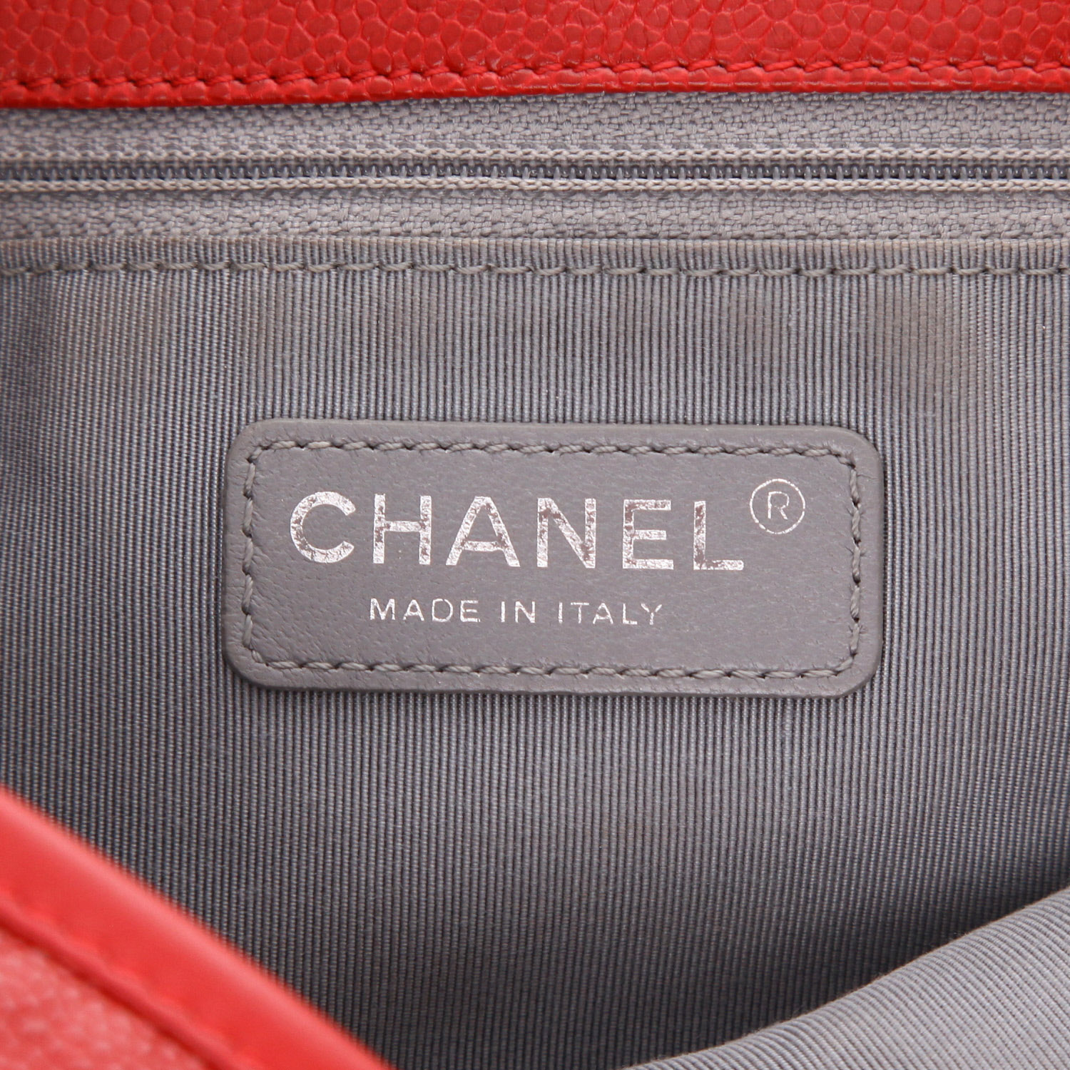 Sac bandoulière Chanel  French Riviera en cuir grainé rouge - Detail D2