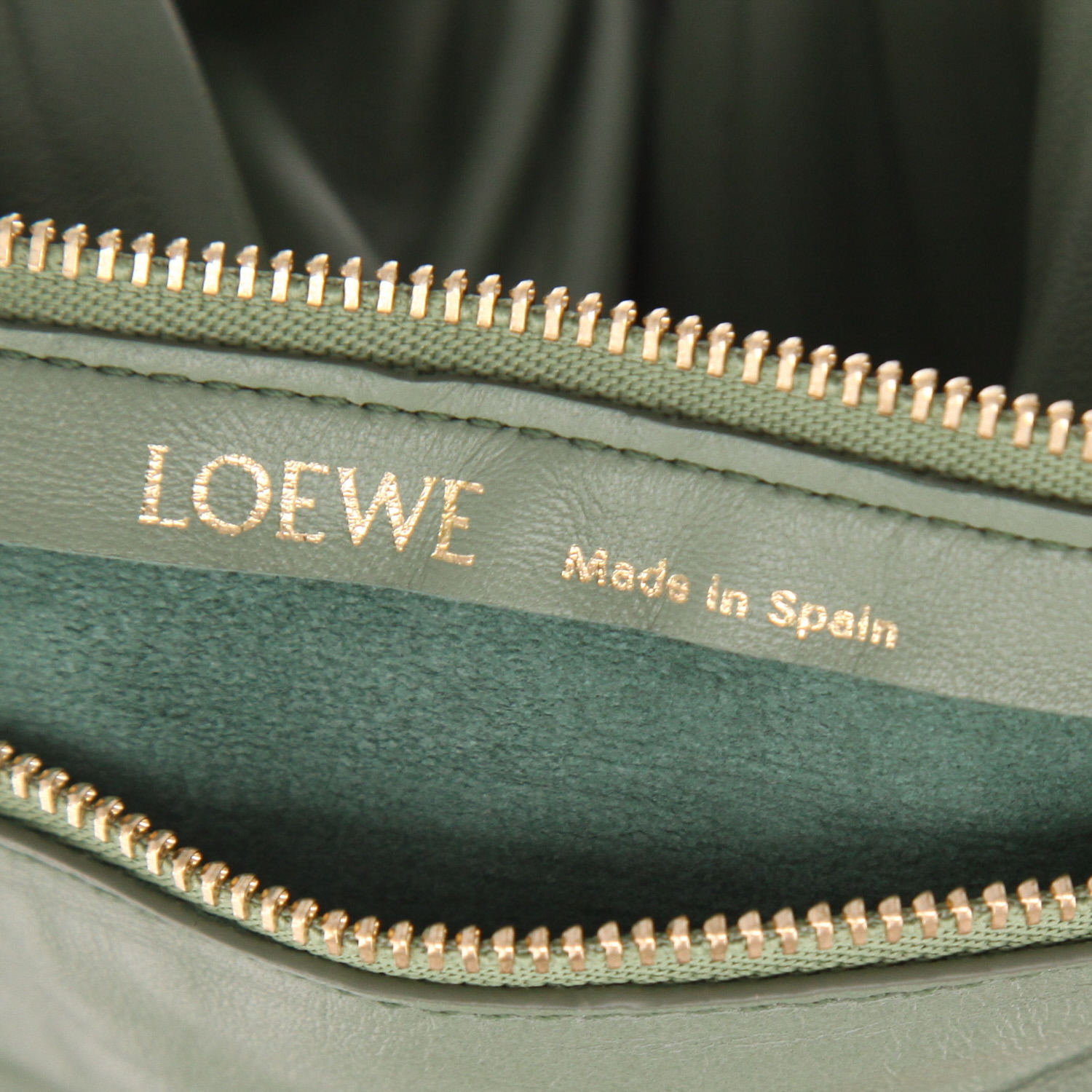 Bolso bandolera Loewe  Bracelet Pouch en cuero verde - Detail D2