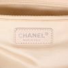 Bolso de mano Chanel  Camera modelo grande  en cuero acolchado beige - Detail D2 thumbnail