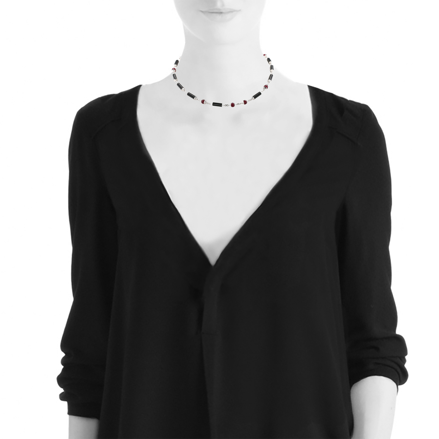 Collier Cartier Le Baiser du Dragon en or blanc, onyx et rubis - Detail D1