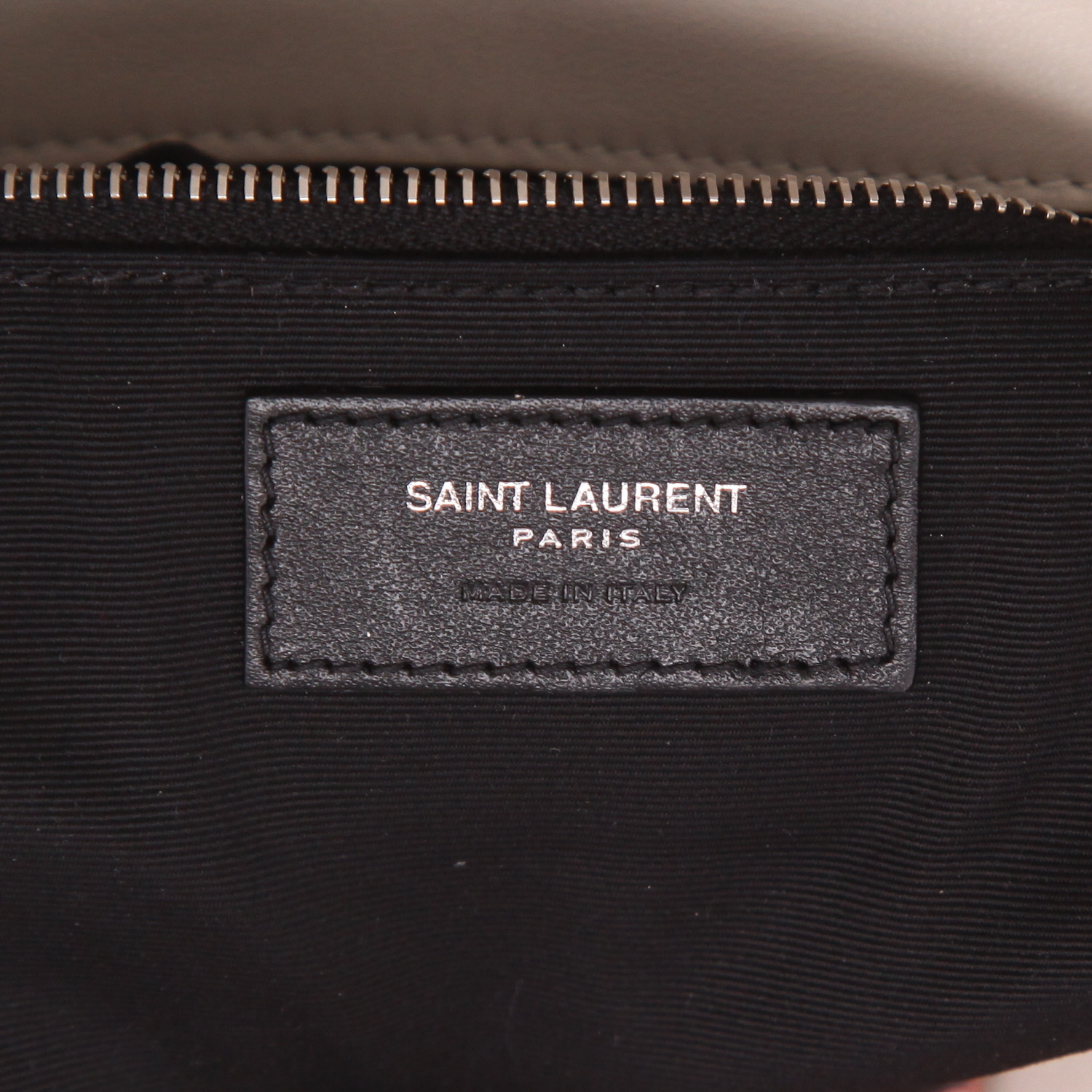 Saint Laurent  Puffer shoulder bag  in off-white chevron quilted leather - Detail D2