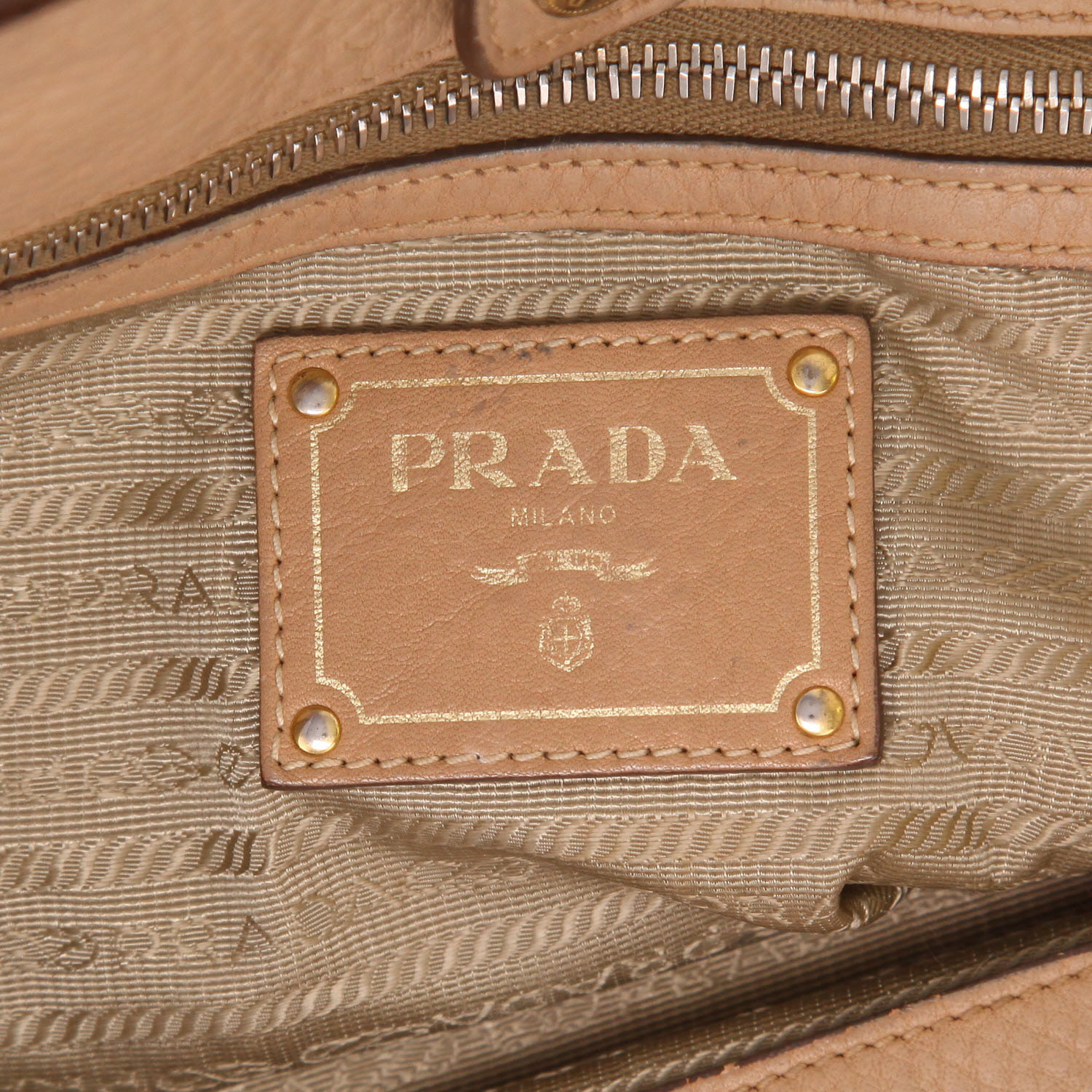 Sac à main Prada  Vitello en cuir grainé beige - Detail D2