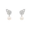 Paire de boucles d'oreilles Chanel Camélia Fil en or blanc, diamants et perles - 00pp thumbnail