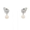 Paire de boucles d'oreilles Chanel Camélia Fil en or blanc, diamants et perles - 360 thumbnail