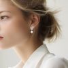 Orecchini Chanel Camélia Fil in oro bianco, diamanti e perle - Detail D1 thumbnail