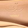 Bolso de mano Chanel  Timeless Classic en cuero acolchado beige - Detail D2 thumbnail