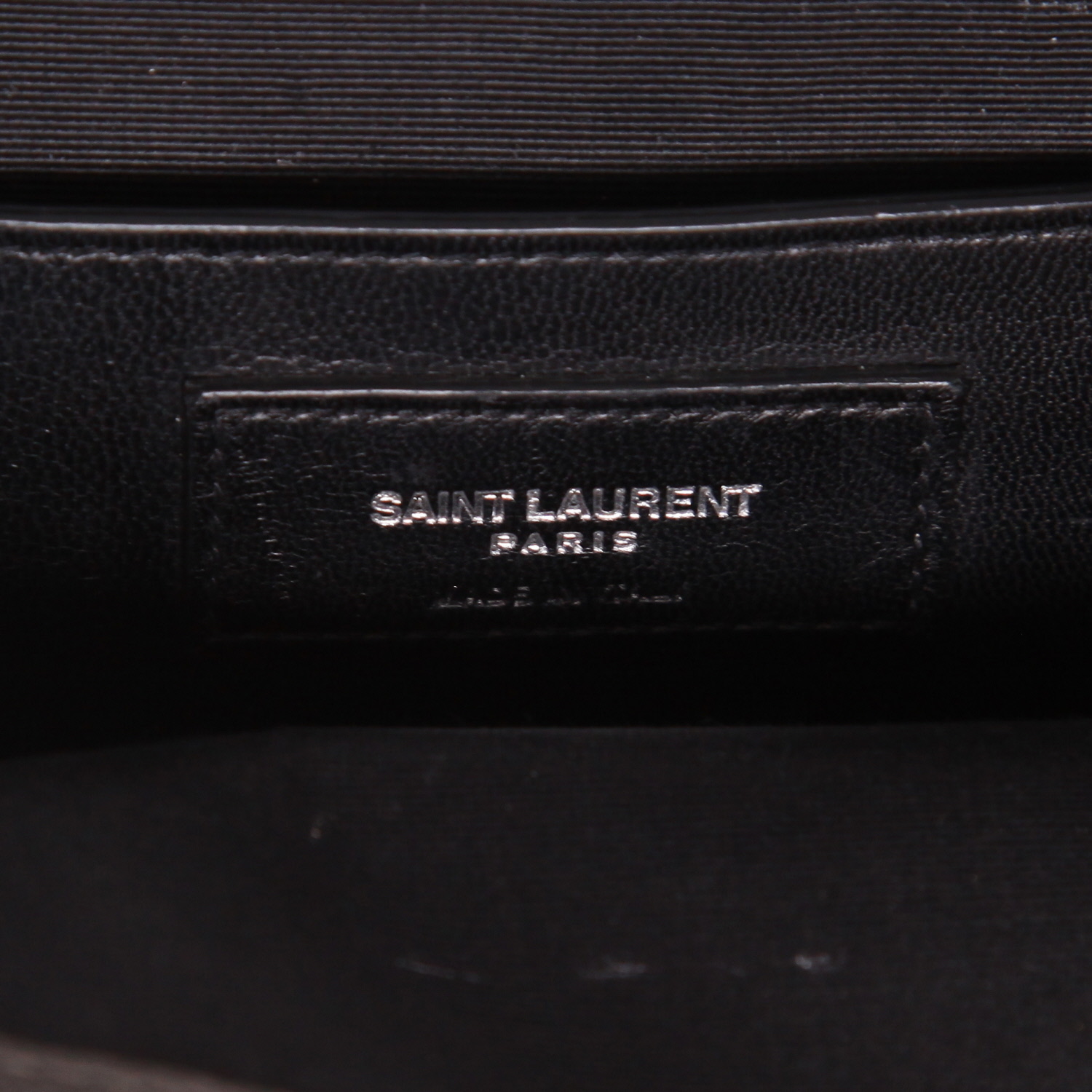 Bolso bandolera Saint Laurent  Enveloppe en cuero granulado acolchado gris antracita - Detail D2