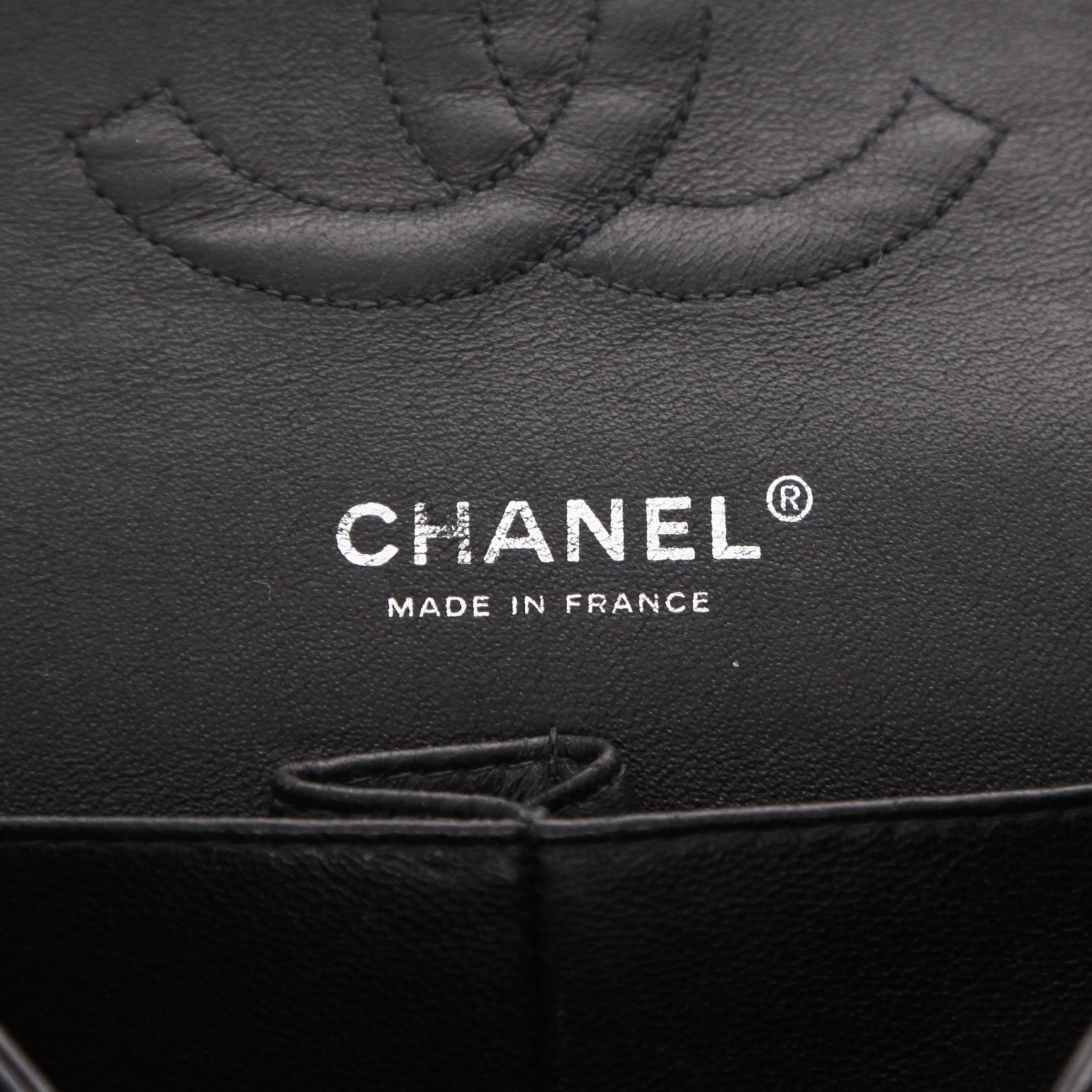 Chanel  Timeless handbag  in black quilted grained leather - Detail D2