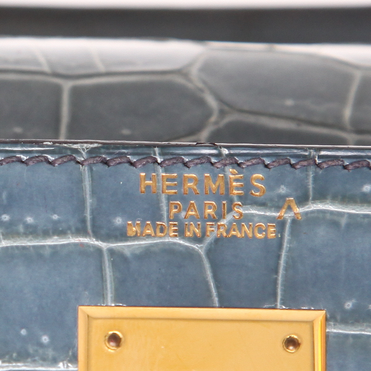 Hermès  Kelly 32 cm handbag  in blue jean porosus crocodile - Detail D2