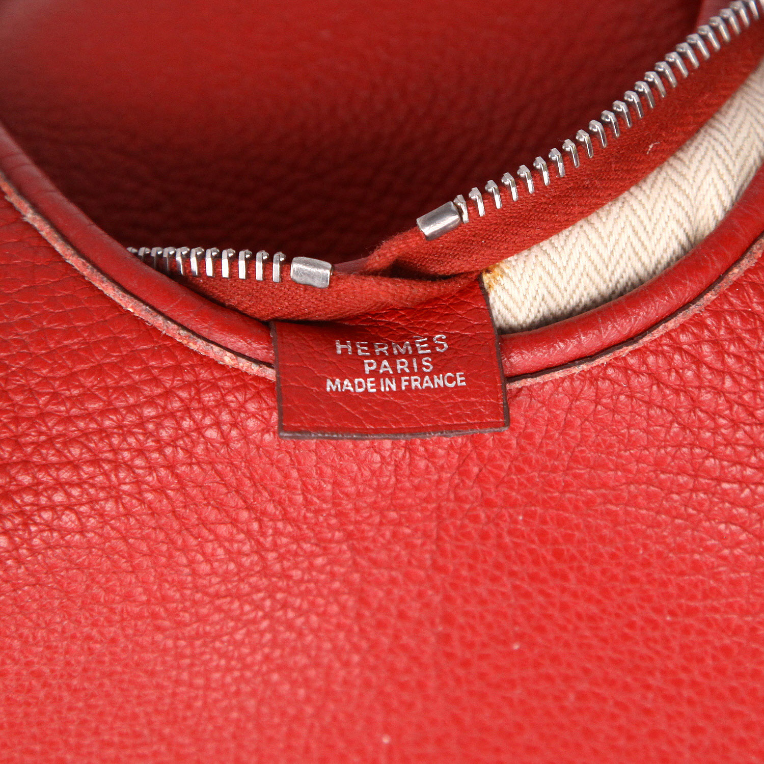 Hermès  Massai shoulder bag  in red togo leather - Detail D2