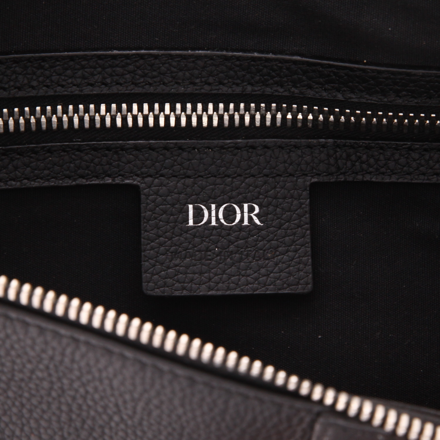 Dior  Saddle shoulder bag  in black grained leather - Detail D2