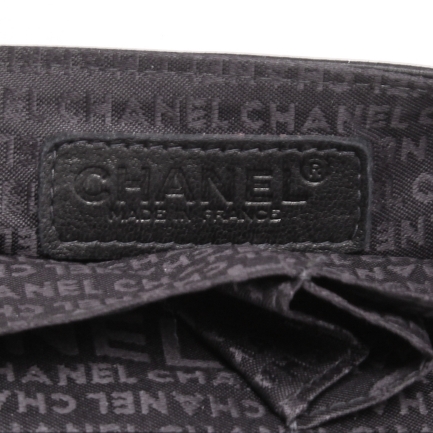 Bolso de mano Chanel   en satén negro - Detail D2