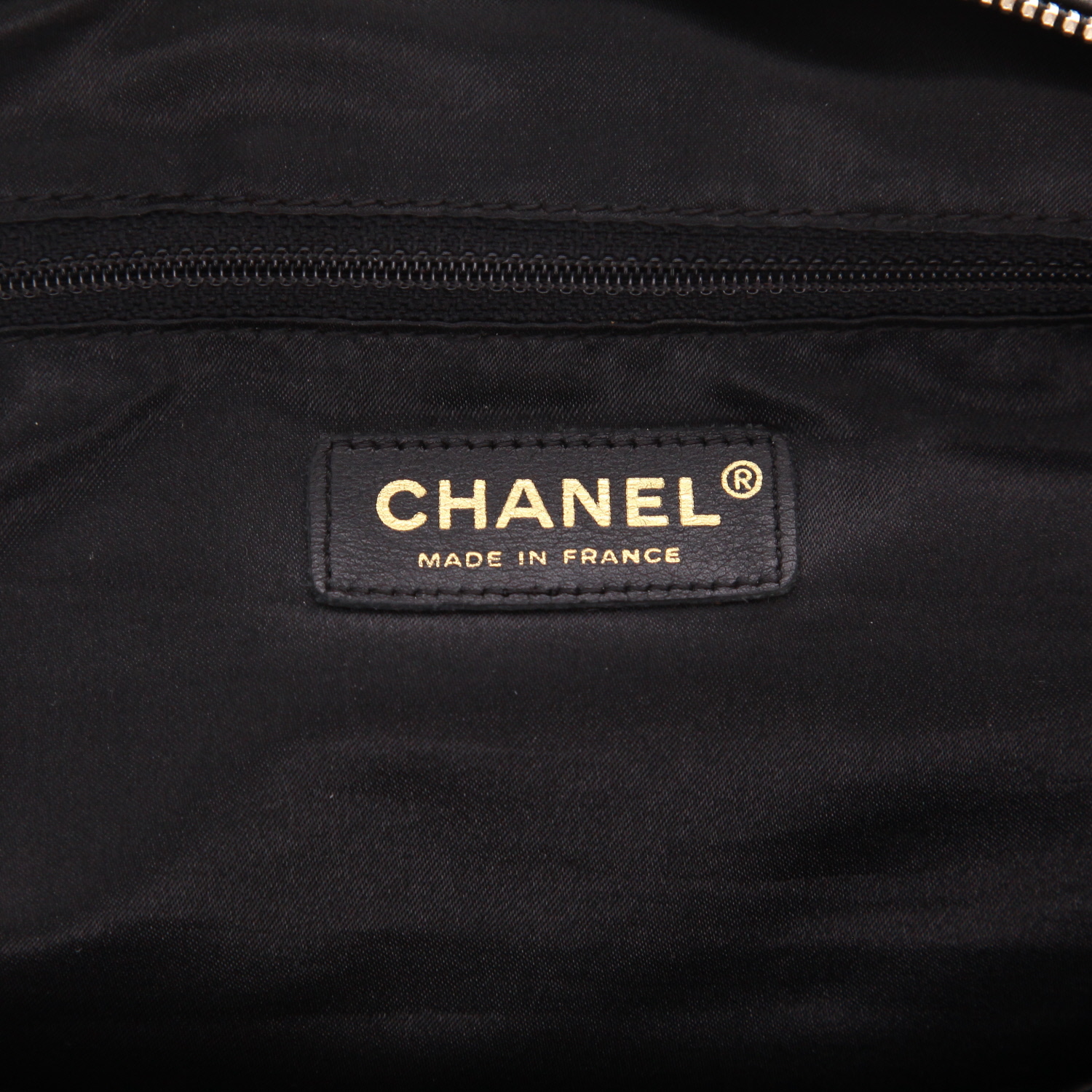 Chanel   handbag  in black quilted leather - Detail D2