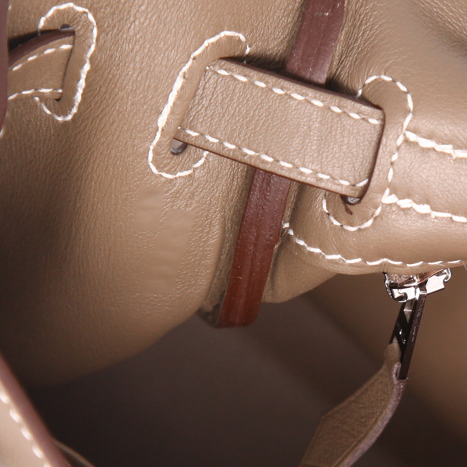 Sac à main Hermès  Kelly 25 cm en cuir Swift étoupe - Detail D4