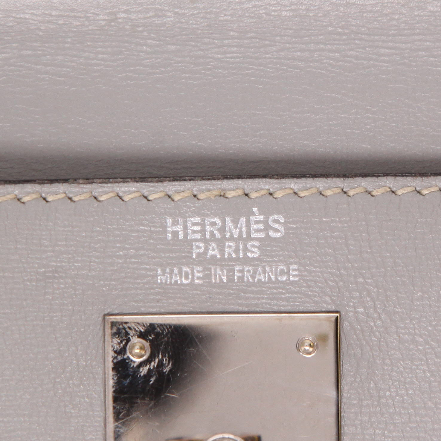 Bolso de mano Hermès  Kelly 32 cm en cuero box gris - Detail D2