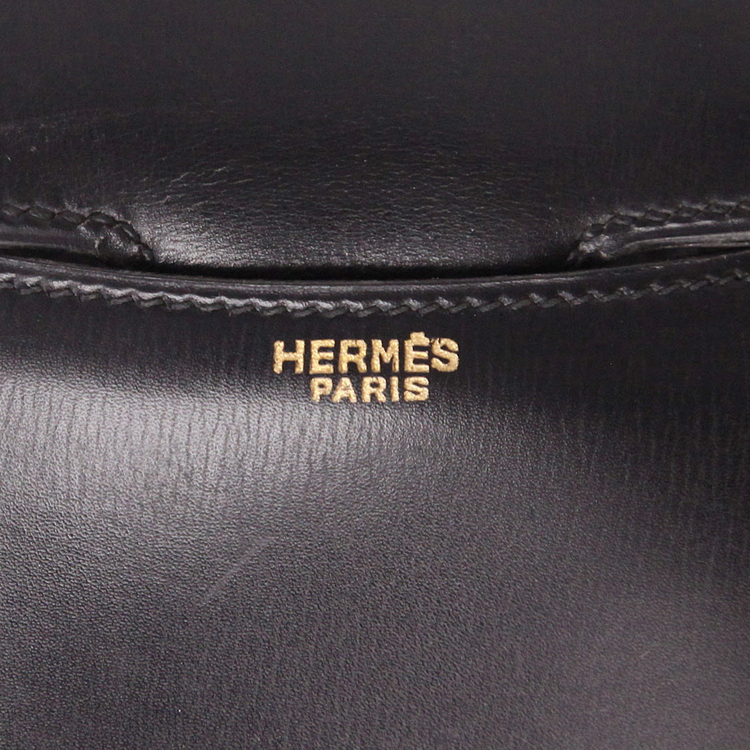 Bolso de mano Hermès  Constance en cuero box negro - Detail D2