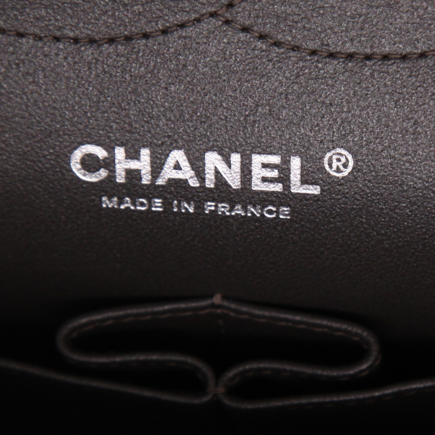 Bolso de mano Chanel  Timeless Jumbo en cuero granulado acolchado gris - Detail D2